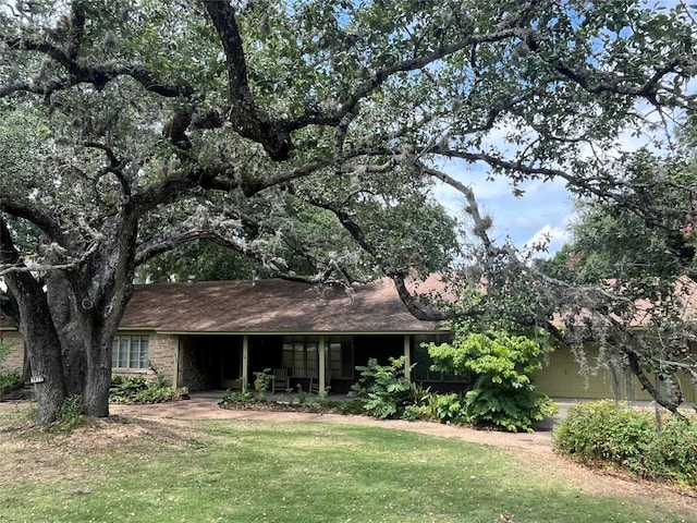 view of front of property with a front lawn