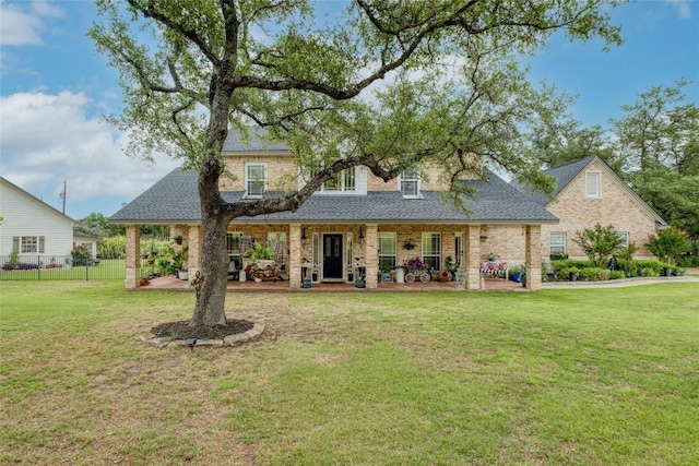 view of front of house featuring a front lawn