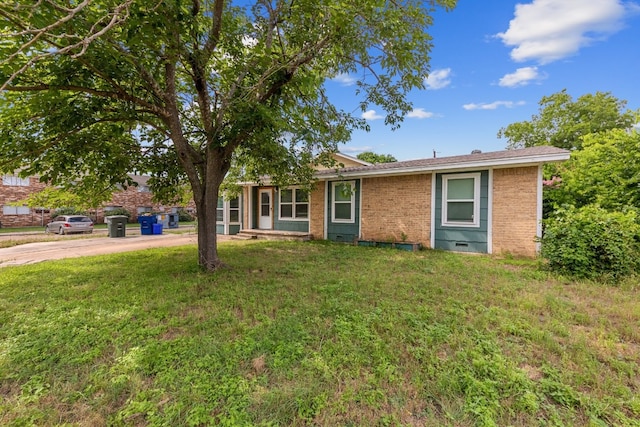 single story home with a front yard