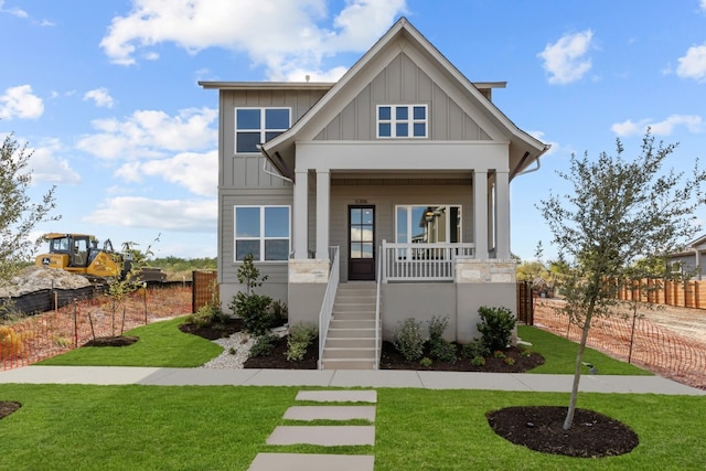 craftsman inspired home featuring a front lawn and a porch