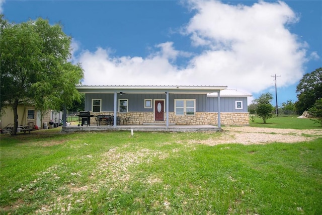 single story home featuring a front lawn