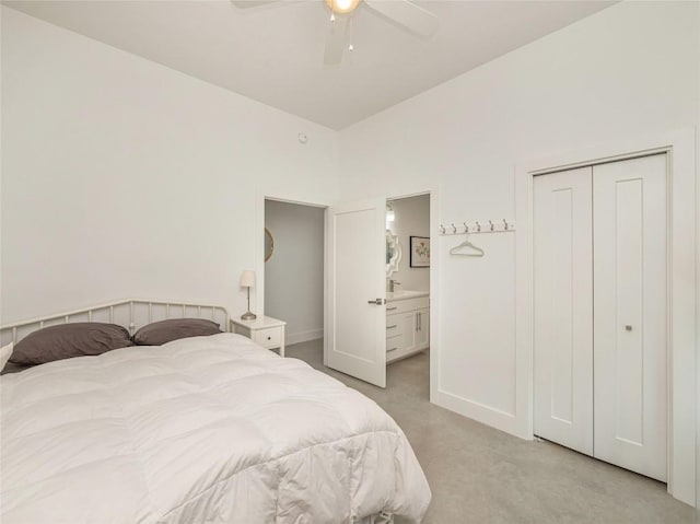 carpeted bedroom featuring ceiling fan, connected bathroom, and a closet