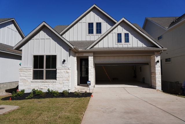 view of front of home featuring a garage and a front yard