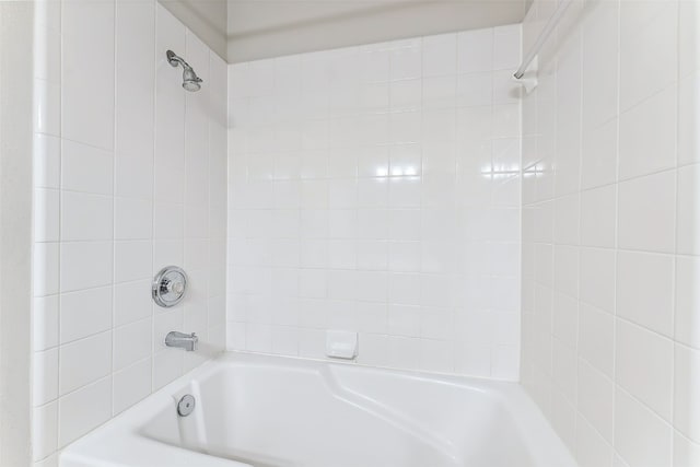 bathroom featuring tiled shower / bath combo