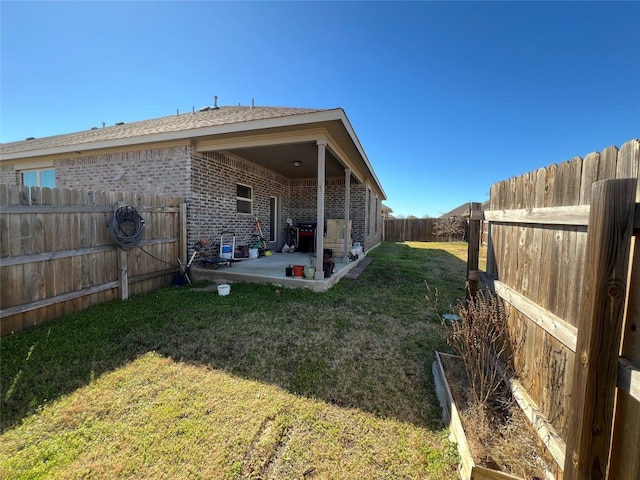 view of yard featuring a patio area