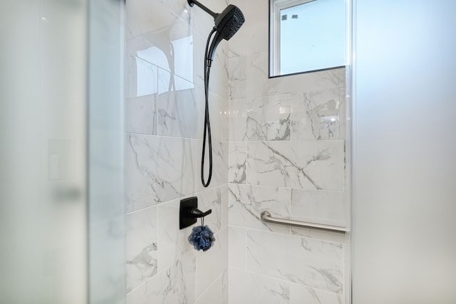 bathroom featuring a tile shower