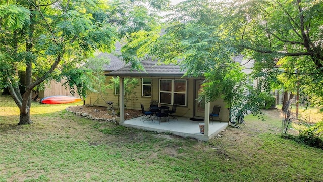 view of yard featuring a patio area