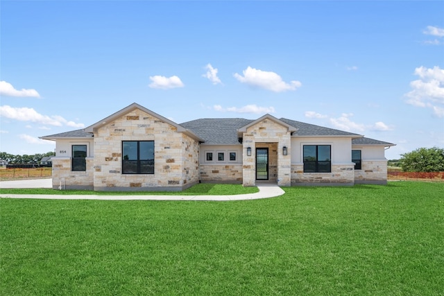 view of front of property featuring a front yard