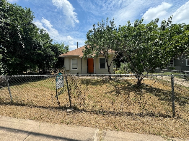 view of front of property featuring a front lawn