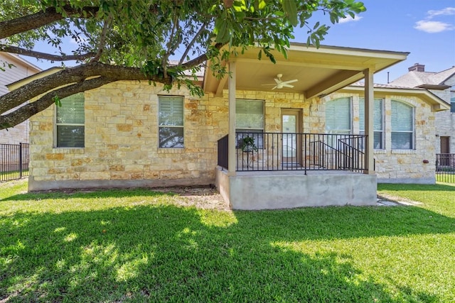 view of front of property with a front lawn and ceiling fan