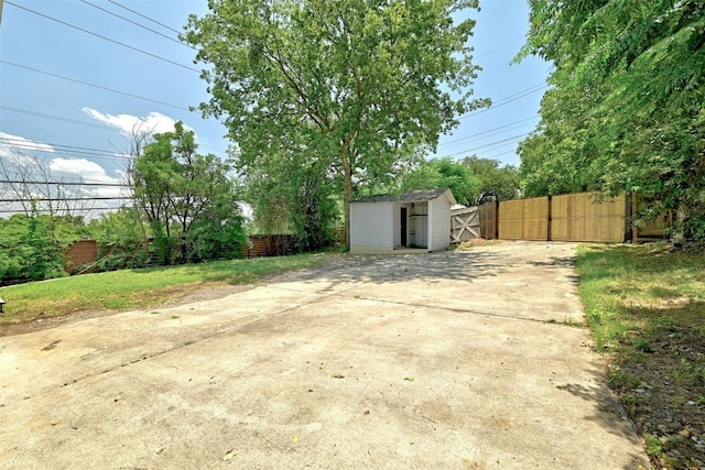 view of yard featuring a storage shed