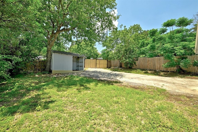 view of yard featuring a storage shed