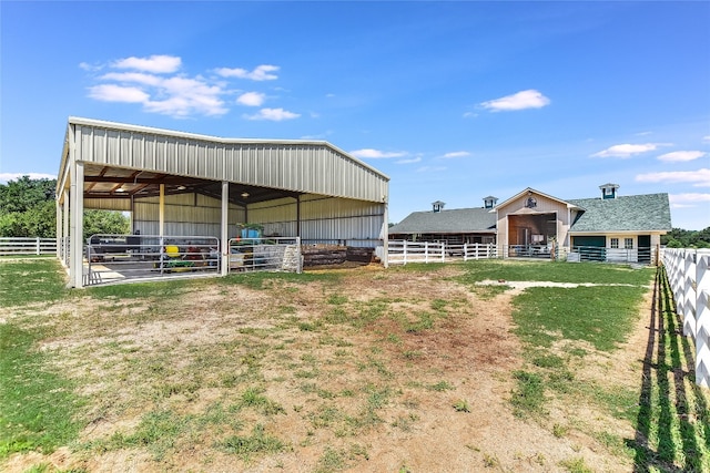 view of yard featuring an outbuilding