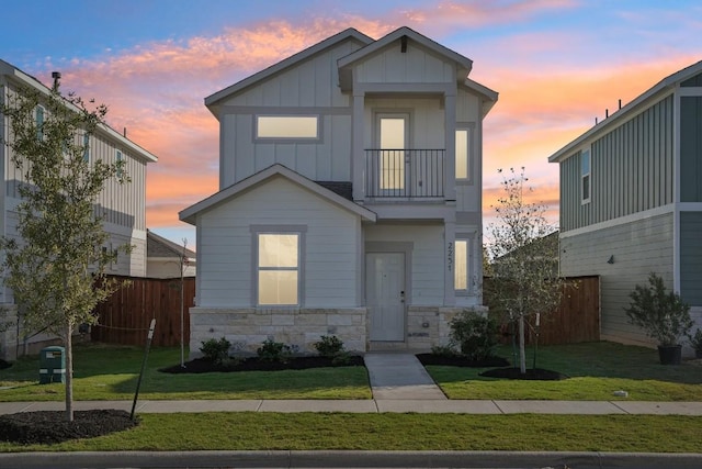 view of front of property featuring a lawn