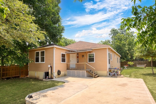 view of front of house featuring a patio area and a front lawn