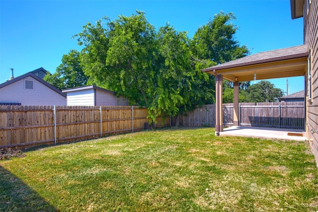 view of yard featuring a patio