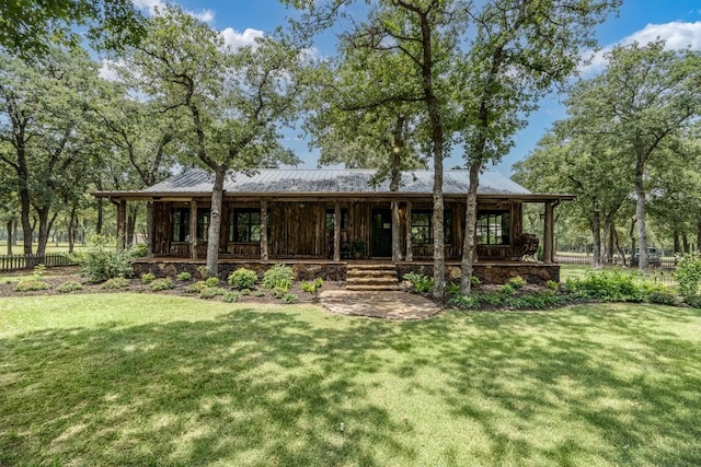 view of front of property featuring a porch and a front yard