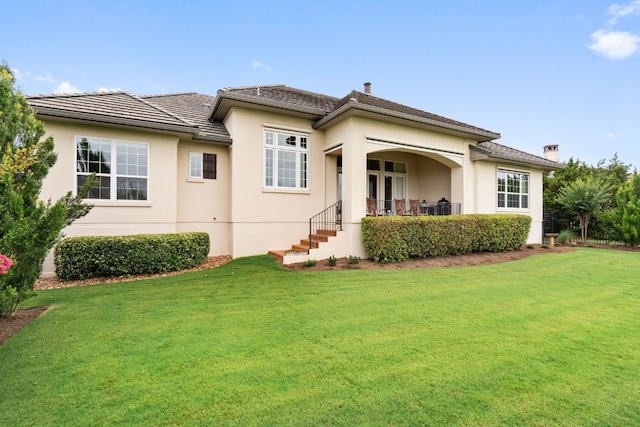 view of front facade with a front lawn