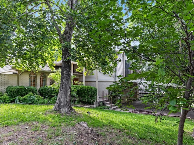 view of front of property featuring a front lawn