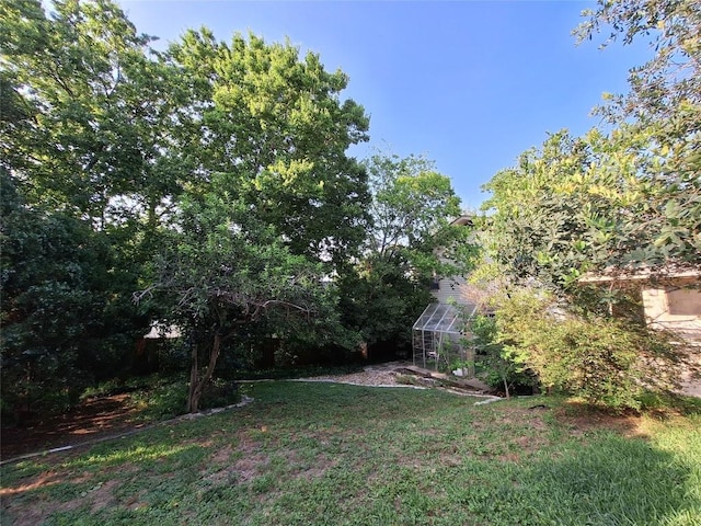 view of yard featuring an outdoor structure