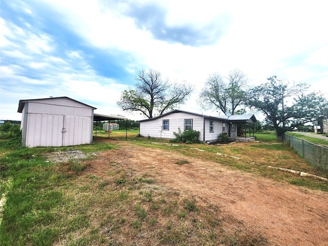 view of yard featuring a storage shed