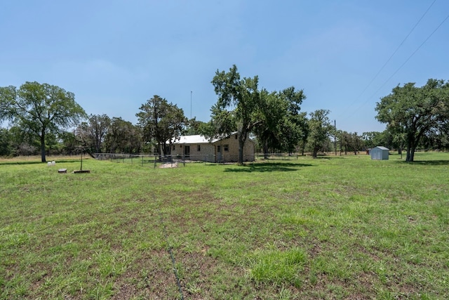 view of yard featuring a shed and a rural view