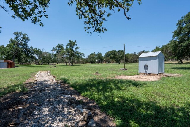 view of yard featuring a shed