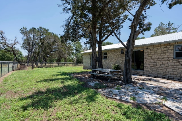 view of yard featuring a patio area