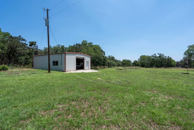 view of yard featuring an outdoor structure and a garage