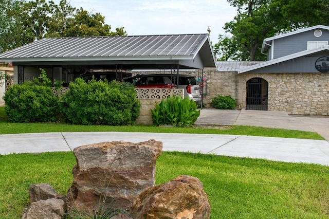 view of yard with a carport