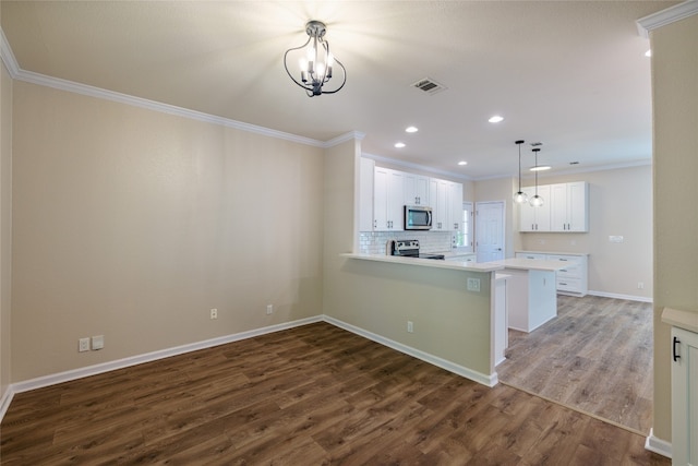 kitchen featuring stainless steel appliances, a peninsula, white cabinetry, light countertops, and a kitchen bar