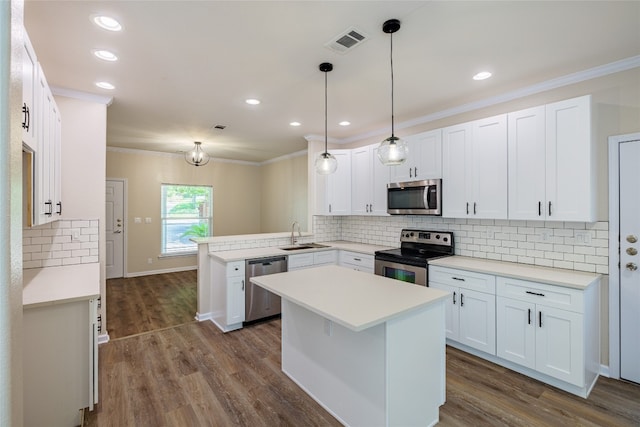 kitchen featuring appliances with stainless steel finishes, kitchen peninsula, dark hardwood / wood-style floors, and decorative backsplash