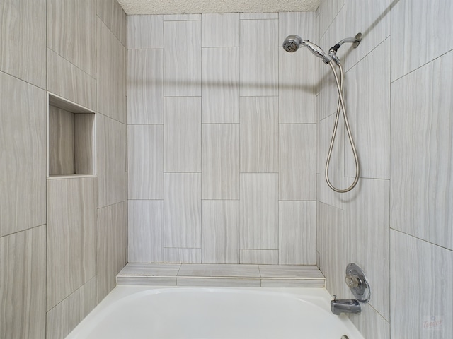 bathroom featuring tiled shower / bath combo