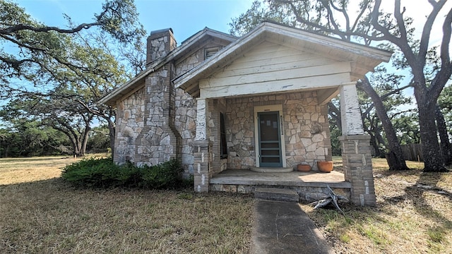 view of front of property with a front lawn