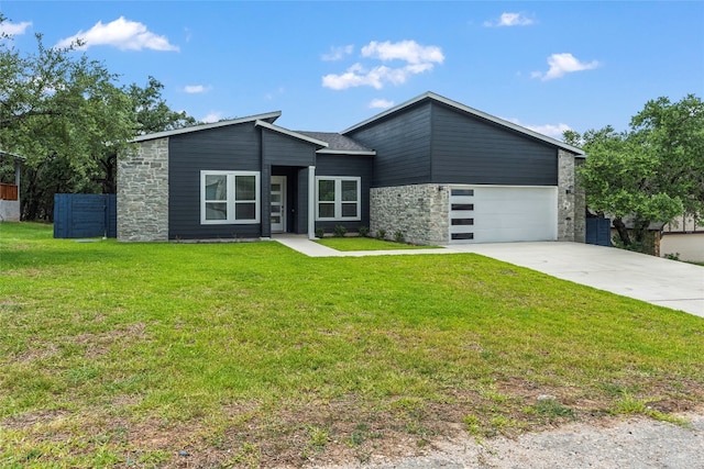 view of front facade featuring a garage and a front lawn