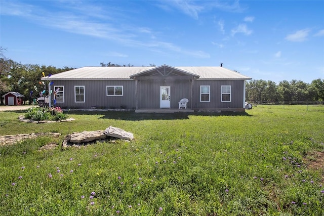 view of front of property featuring a front yard