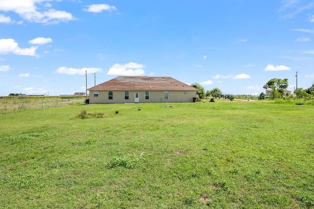 view of yard featuring a rural view