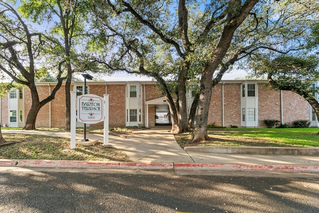 view of front of property with a front lawn