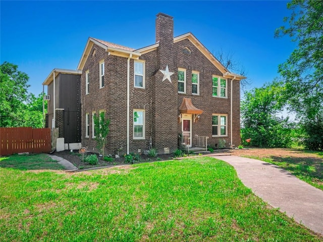 view of front of house featuring a front lawn