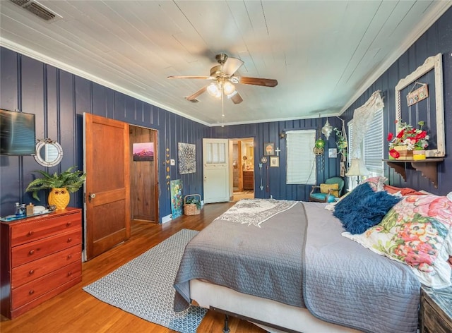 bedroom with ceiling fan, crown molding, and hardwood / wood-style floors