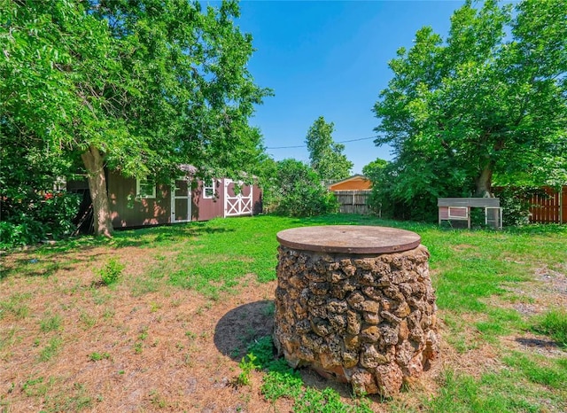 view of yard with an outdoor structure