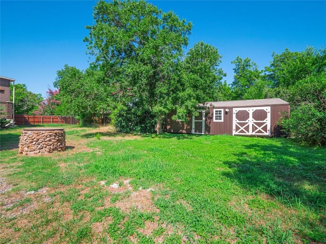 view of yard featuring a storage shed