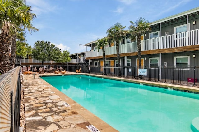 view of swimming pool