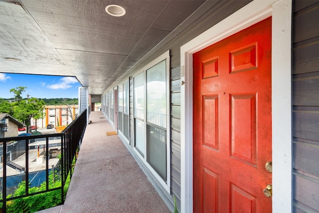 property entrance featuring a balcony