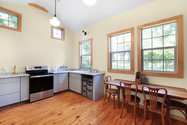 kitchen featuring lofted ceiling, electric range, light wood-style flooring, gray cabinets, and a sink