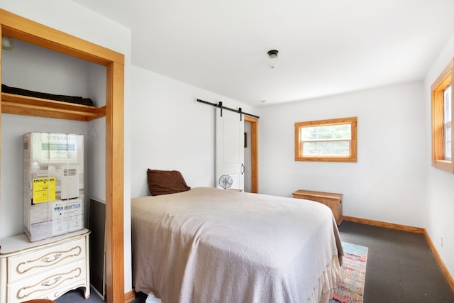 bedroom featuring a barn door