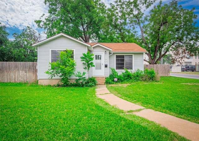 view of front facade featuring a front yard