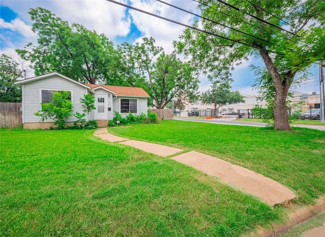 view of front of property featuring a front yard