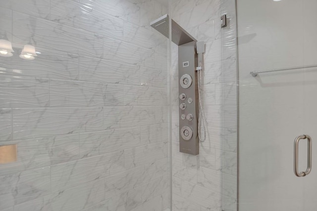 3917 Canyon Glen Cir, Austin, TX 78732 - bathroom featuring an enclosed shower