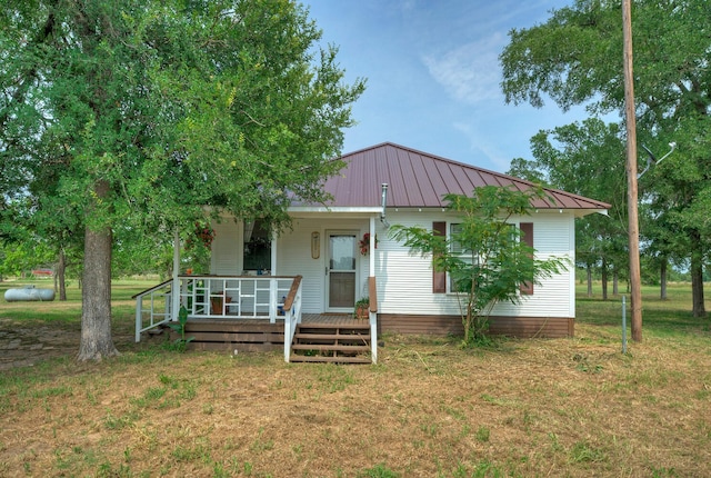 view of front of property with a front yard